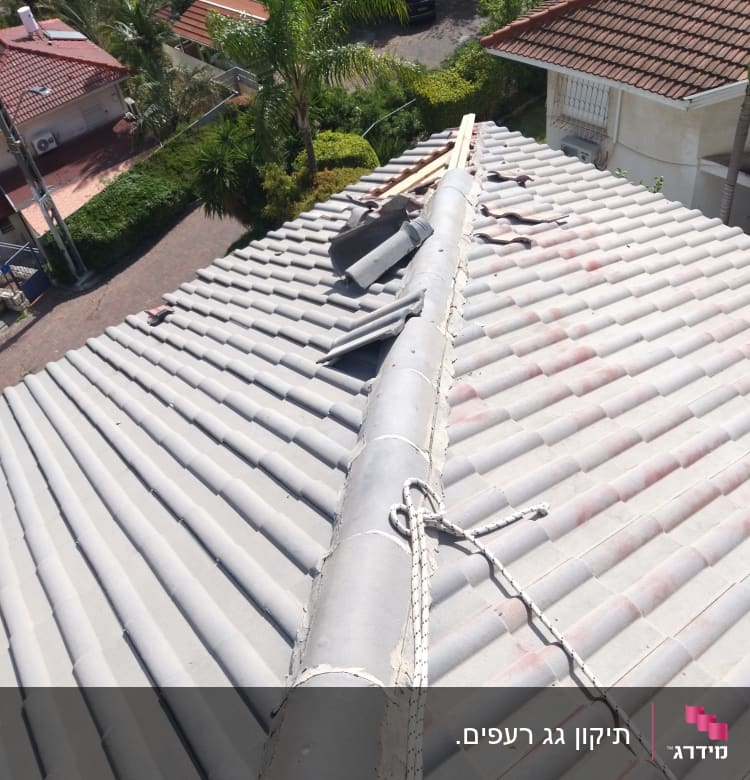 גג רעפים עם חבלים וכלי עבודה